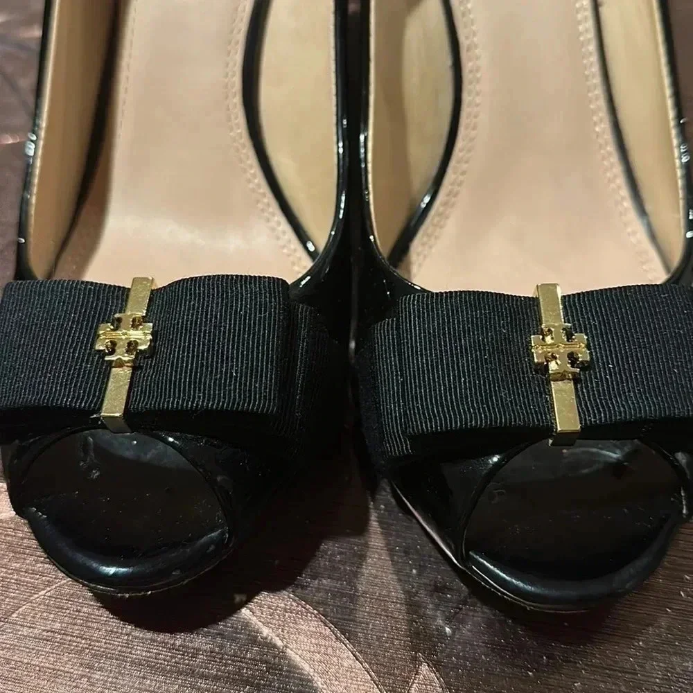 Tory Burch Black patent leather with bow and gold TB emblem Leather sole